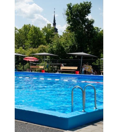 Schwimmbecken mit Kirchturm Schwimmbecken des Freibads Gnötzheim mit Kirchturm im Hintergrund